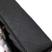 Chanel Classic Timeless Double Flap Bag in Medium Größe aus schwarzem Lammleder Material mit goldener Hardware