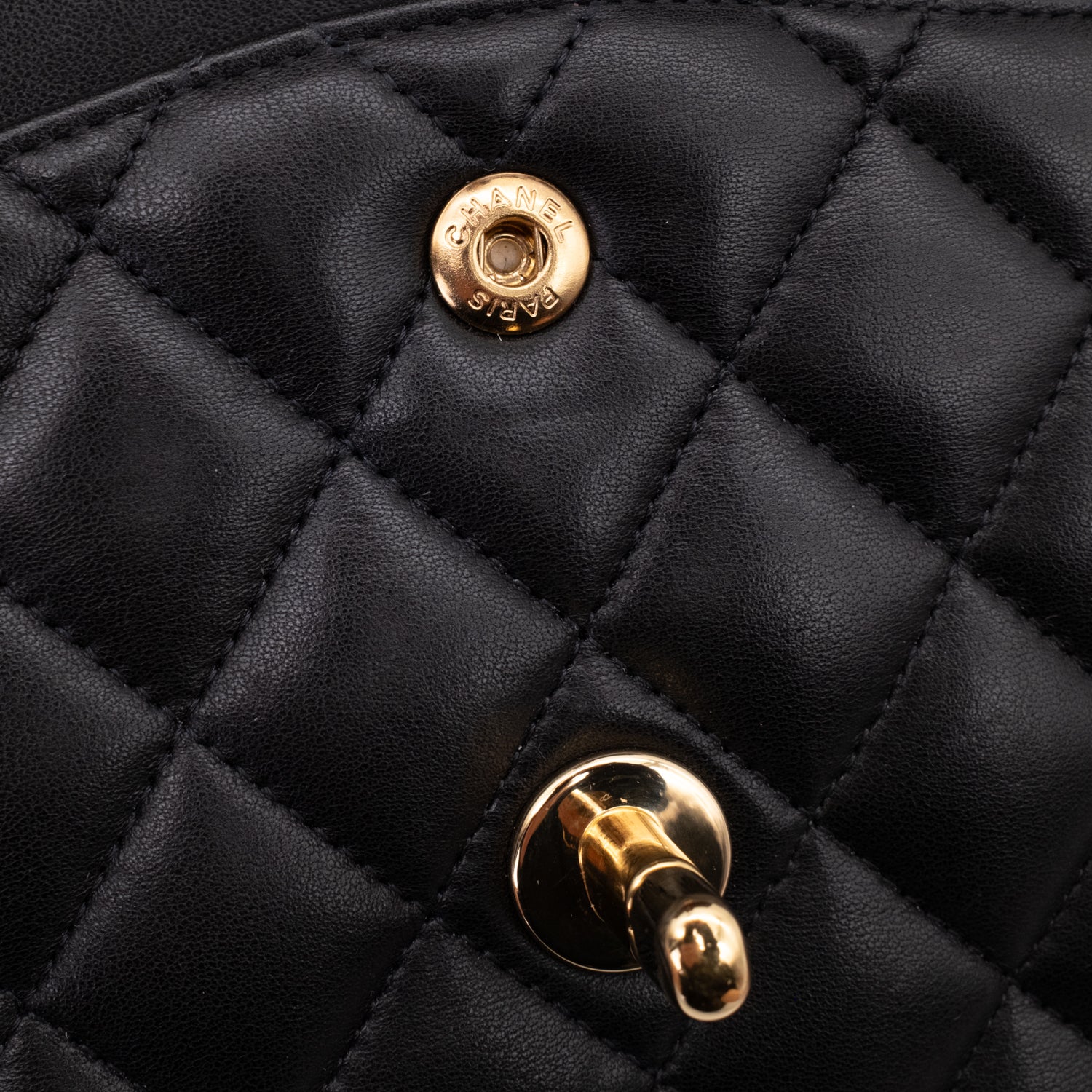 Chanel Classic Timeless Double Flap Bag in Medium Größe aus schwarzem Lammleder Material mit goldener Hardware