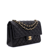 Chanel Classic Timeless Double Flap Bag in Medium Größe aus schwarzem Lammleder Material mit goldener Hardware