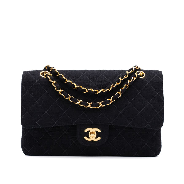 Vintage Chanel Classic Timeless Double Flap Bag in Medium Größe aus schwarzem Leinen Canvas Material mit goldener Hardware Vorderansicht 