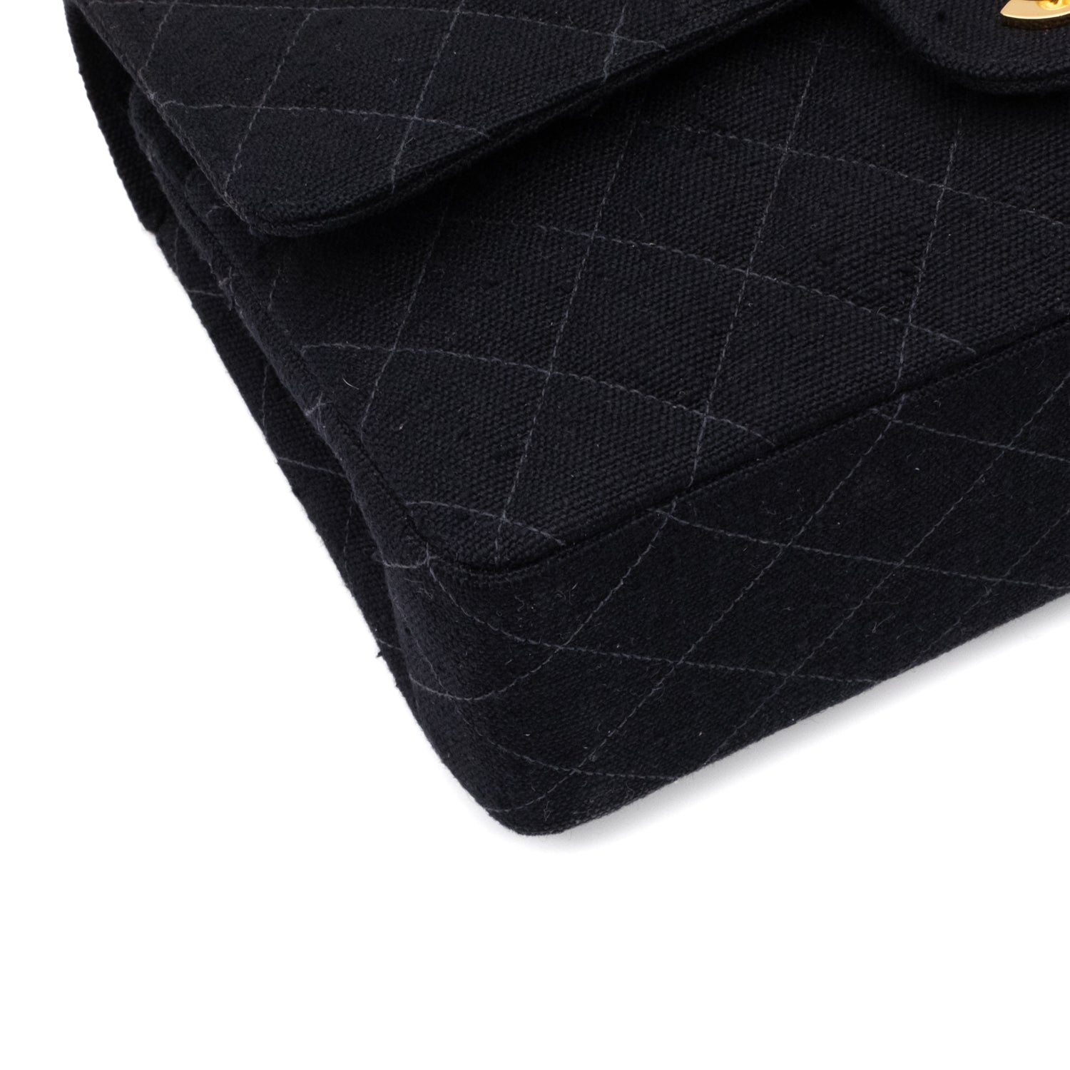 Vintage Chanel Classic Timeless Double Flap Bag in Medium Größe aus schwarzem Leinen Canvas Material mit goldener Hardware