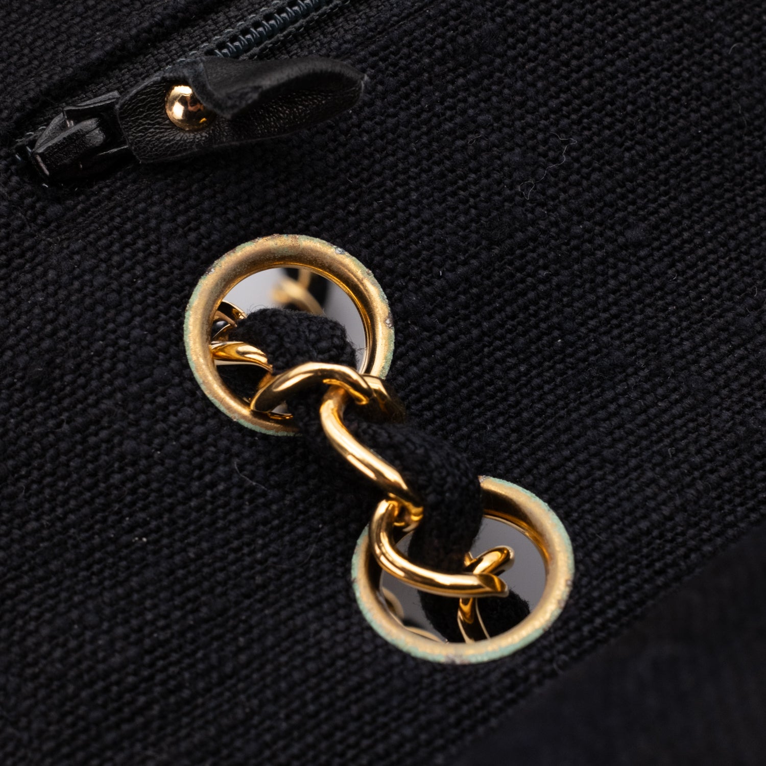 Vintage Chanel Classic Timeless Double Flap Bag in Medium Größe aus schwarzem Leinen Canvas Material mit goldener Hardware