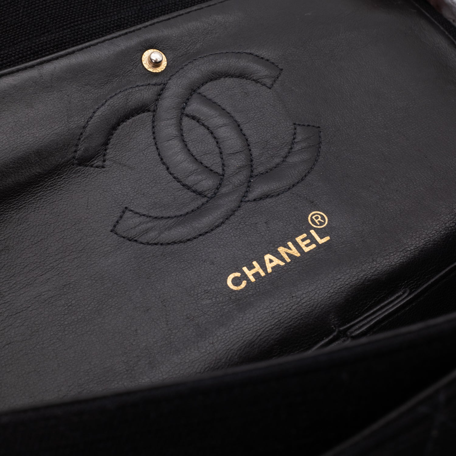 Vintage Chanel Classic Timeless Double Flap Bag in Medium Größe aus schwarzem Leinen Canvas Material mit goldener Hardware