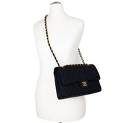 Vintage Chanel Classic Timeless Double Flap Bag in Medium Größe aus schwarzem Leinen Canvas Material mit goldener Hardware Tragebild