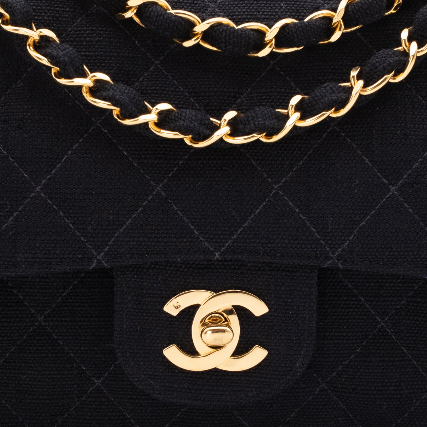 Vintage Chanel Classic Timeless Double Flap Bag in Medium Größe aus schwarzem Leinen Canvas Material mit goldener Hardware CC Verschluss 