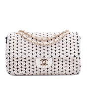 Chanel Classic Timeless Double Flap Bag in Medium Größe aus schwarze weissem Wolle Jersey Material mit goldener Hardware Vorderansicht 