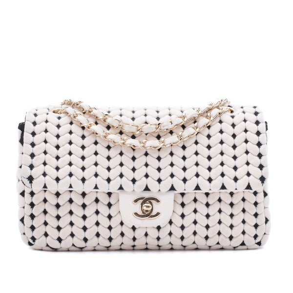 Chanel Classic Timeless Double Flap Bag in Medium Größe aus schwarze weissem Wolle Jersey Material mit goldener Hardware Vorderansicht 