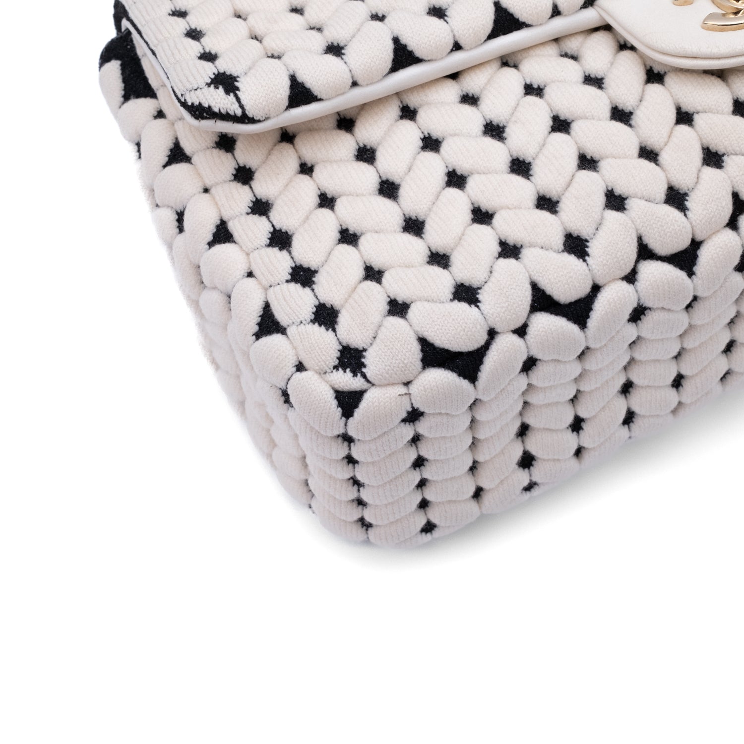 Chanel Classic Timeless Double Flap Bag in Medium Größe aus schwarze weissem Wolle Jersey Material mit goldener Hardware