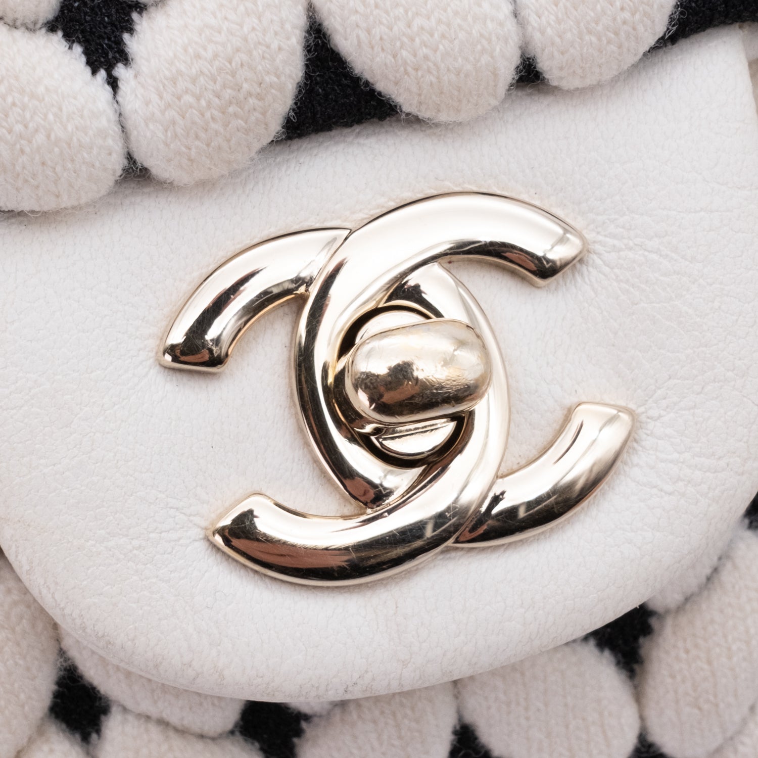 Chanel Classic Timeless Double Flap Bag in Medium Größe aus schwarze weissem Wolle Jersey Material mit goldener Hardware