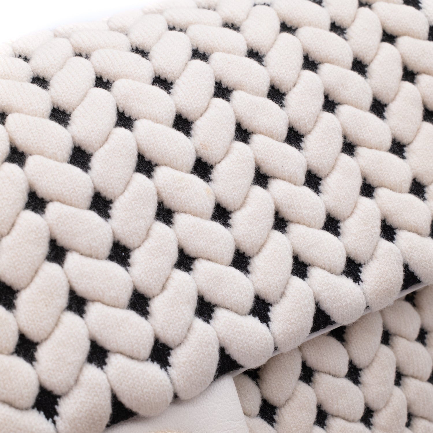 Chanel Classic Timeless Double Flap Bag in Medium Größe aus schwarze weissem Wolle Jersey Material mit goldener Hardware