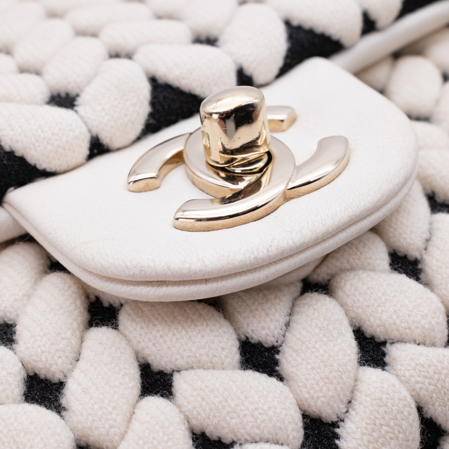 Chanel Classic Timeless Double Flap Bag in Medium Größe aus schwarze weissem Wolle Jersey Material mit goldener Hardware