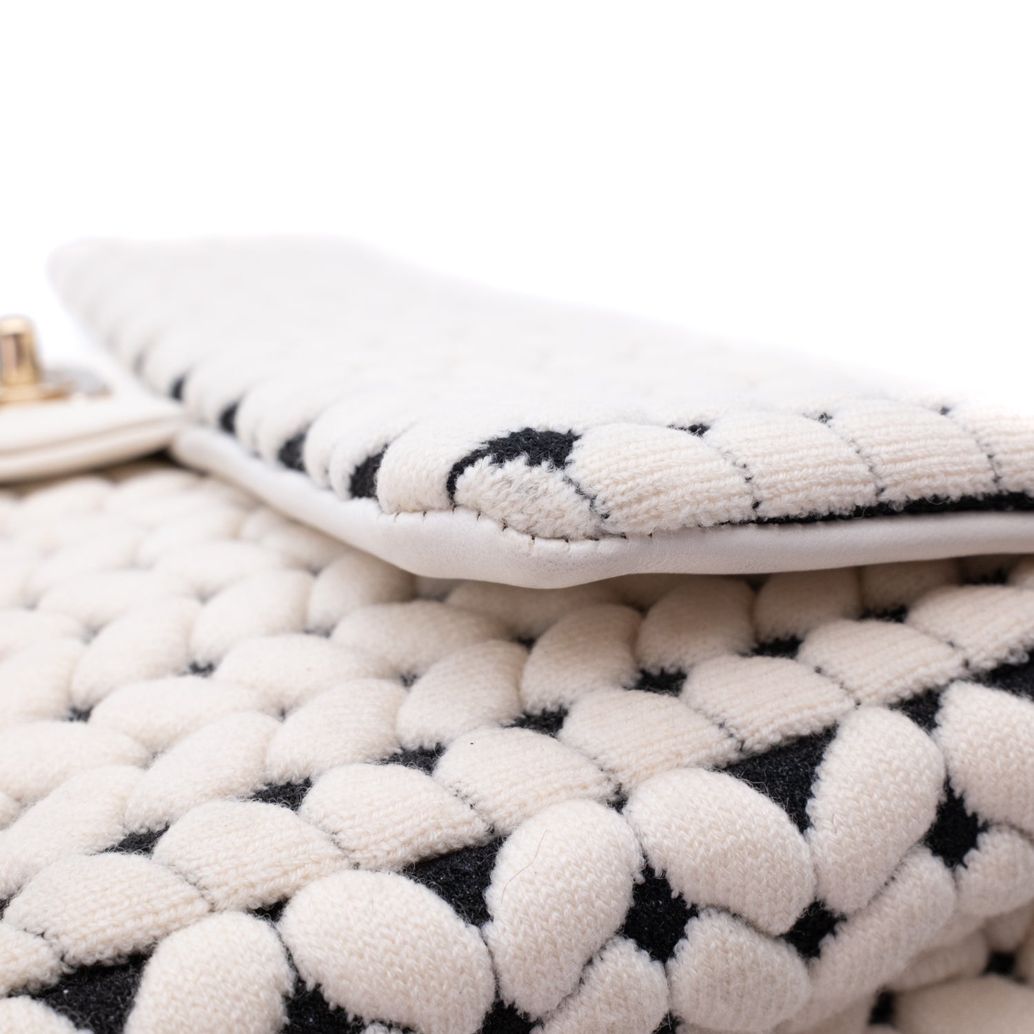 Chanel Classic Timeless Double Flap Bag in Medium Größe aus schwarze weissem Wolle Jersey Material mit goldener Hardware