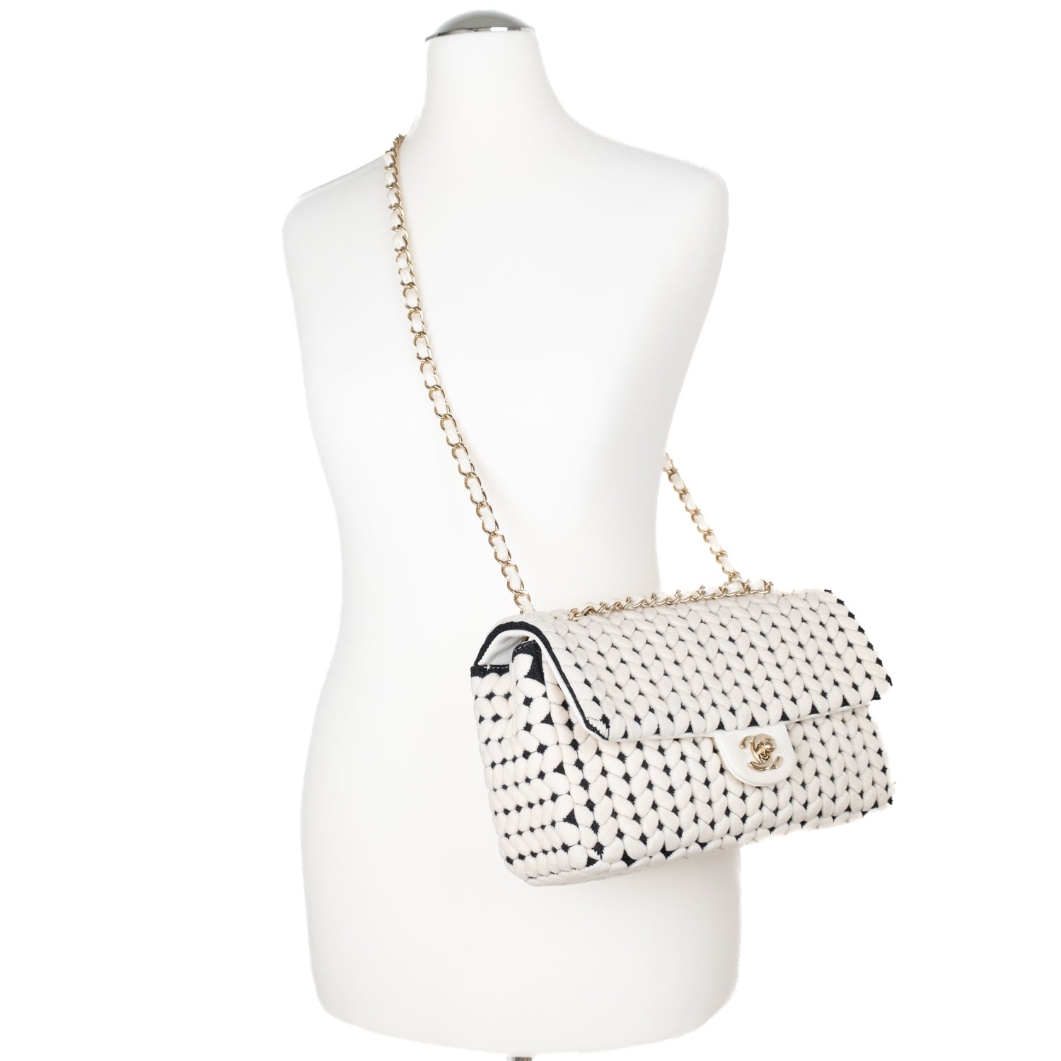 Chanel Classic Timeless Double Flap Bag in Medium Größe aus schwarze weissem Wolle Jersey Material mit goldener Hardware Tragebild