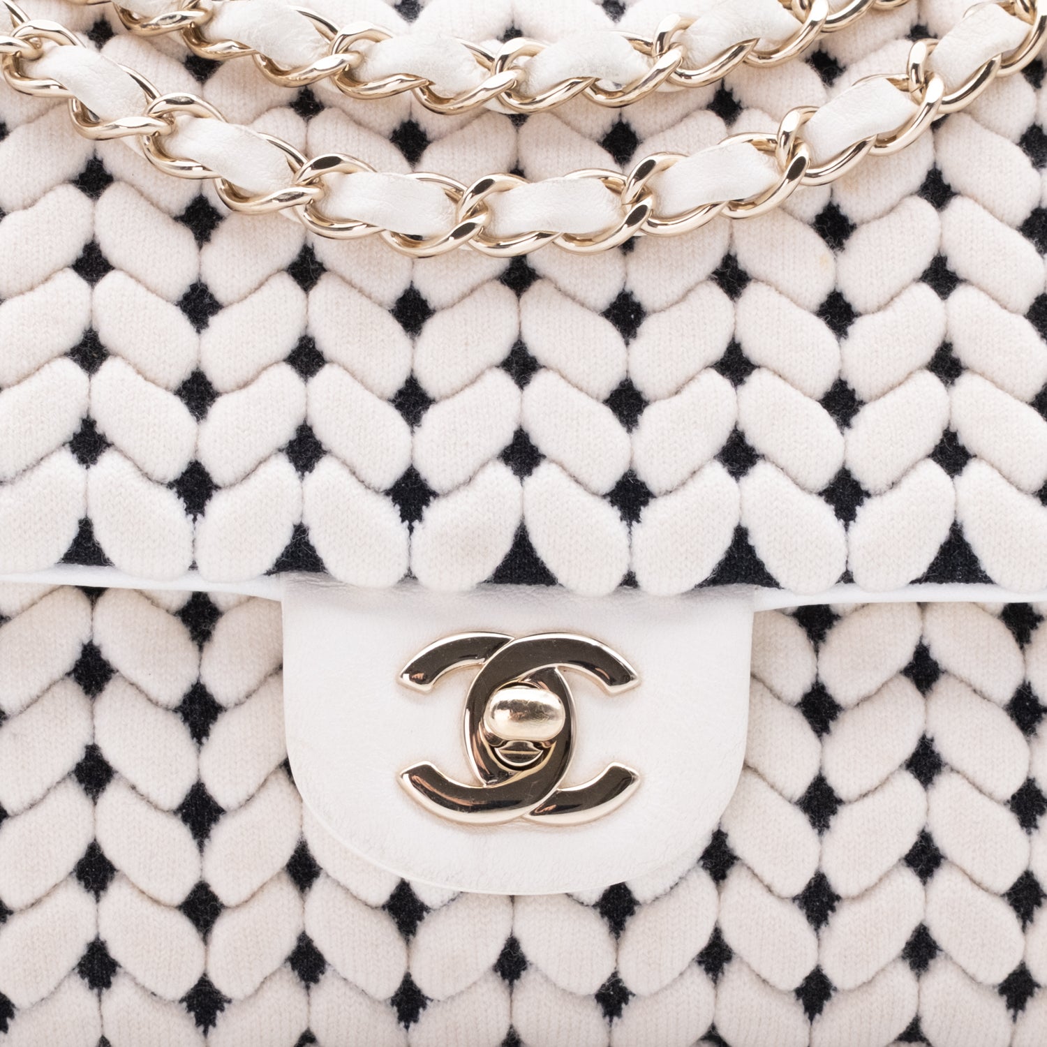 Chanel Classic Timeless Double Flap Bag in Medium Größe aus schwarze weissem Wolle Jersey Material mit goldener Hardware CC Verschluss 