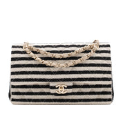 Gestreifte Chanel Classic Timeless Double Flap Bag in Medium Größe aus schwarz weißem Jersey Material mit goldener Hardware aus der limitierten Coco Sailor Kollektion Vorderansicht