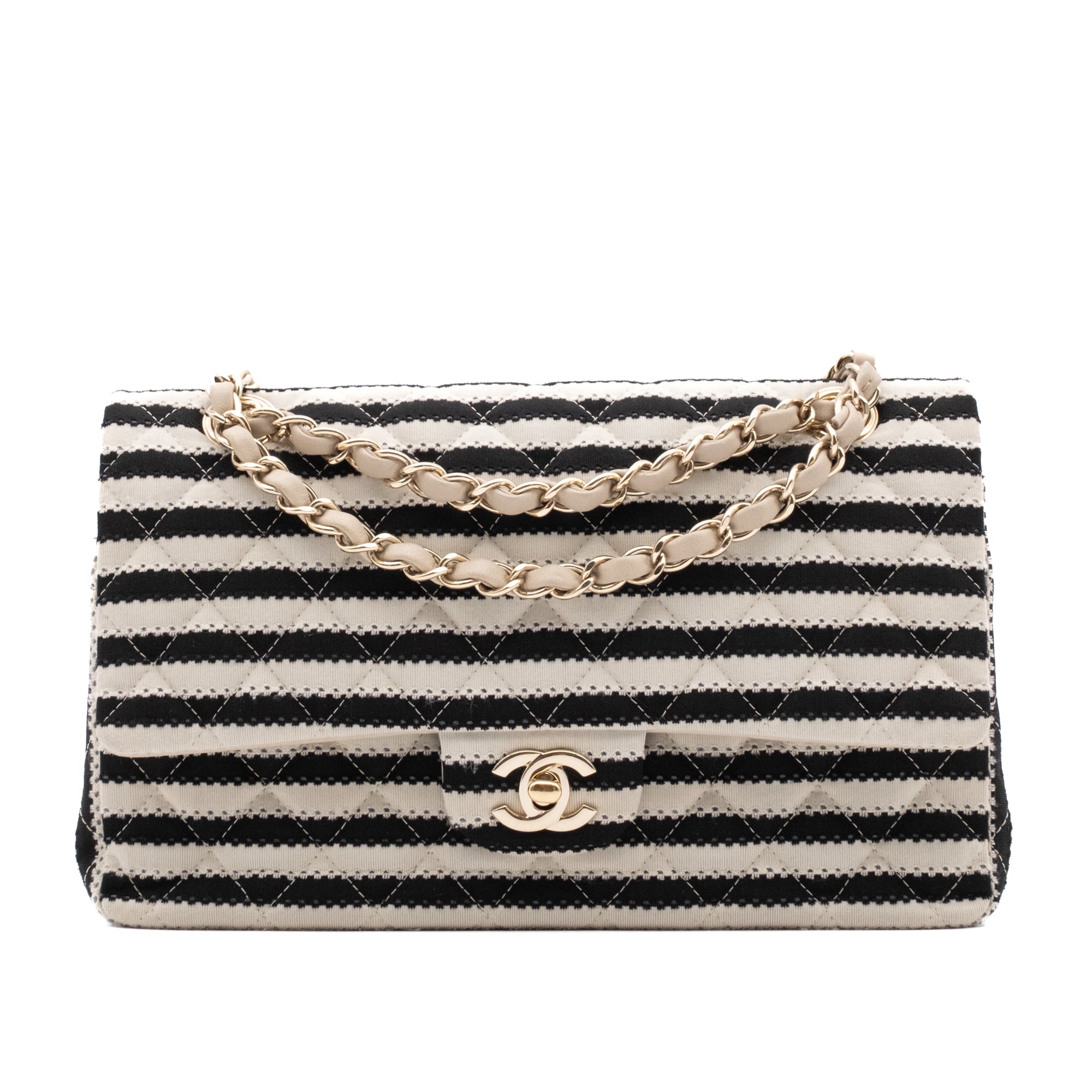 Gestreifte Chanel Classic Timeless Double Flap Bag in Medium Größe aus schwarz weißem Jersey Material mit goldener Hardware aus der limitierten Coco Sailor Kollektion Vorderansicht