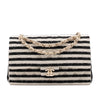 Gestreifte Chanel Classic Timeless Double Flap Bag in Medium Größe aus schwarz weißem Jersey Material mit goldener Hardware aus der limitierten Coco Sailor Kollektion Vorderansicht