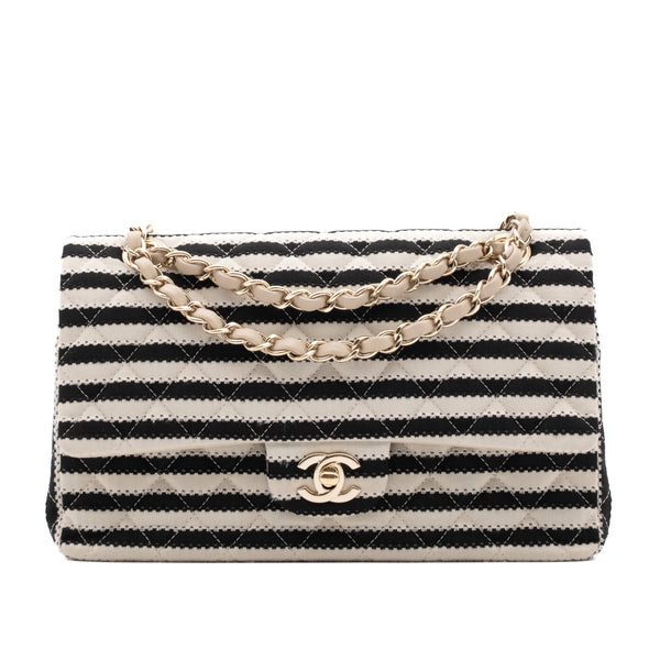 Gestreifte Chanel Classic Timeless Double Flap Bag in Medium Größe aus schwarz weißem Jersey Material mit goldener Hardware aus der limitierten Coco Sailor Kollektion Vorderansicht