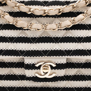 Gestreifte Chanel Classic Timeless Double Flap Bag in Medium Größe aus schwarz weißem Jersey Material mit goldener Hardware aus der limitierten Coco Sailor Kollektion CC Verschluss 