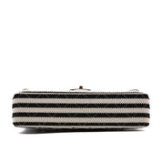 Gestreifte Chanel Classic Timeless Double Flap Bag in Medium Größe aus schwarz weißem Jersey Material mit goldener Hardware aus der limitierten Coco Sailor Kollektion