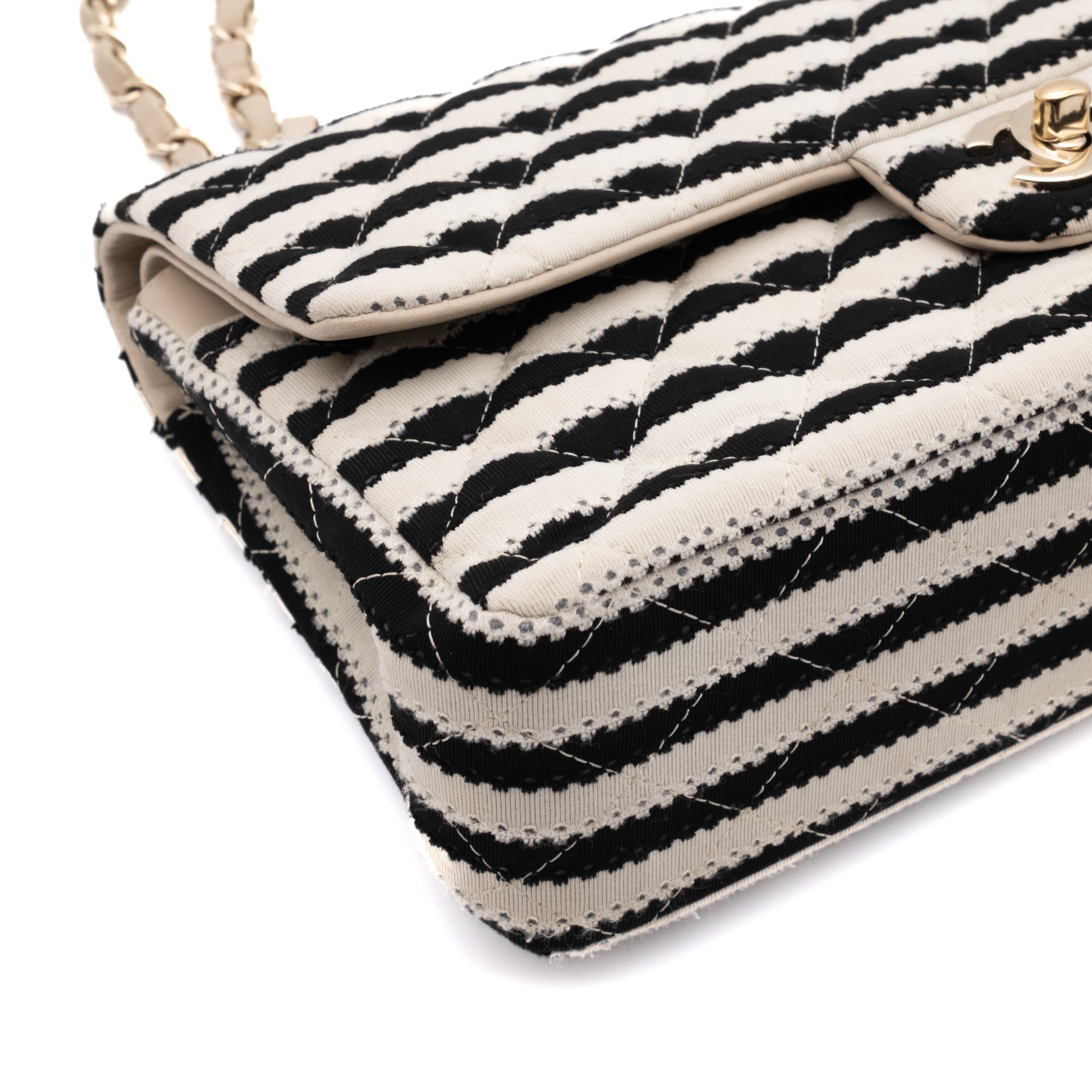 Gestreifte Chanel Classic Timeless Double Flap Bag in Medium Größe aus schwarz weißem Jersey Material mit goldener Hardware aus der limitierten Coco Sailor Kollektion