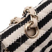 Gestreifte Chanel Classic Timeless Double Flap Bag in Medium Größe aus schwarz weißem Jersey Material mit goldener Hardware aus der limitierten Coco Sailor Kollektion
