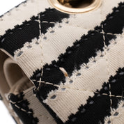 Gestreifte Chanel Classic Timeless Double Flap Bag in Medium Größe aus schwarz weißem Jersey Material mit goldener Hardware aus der limitierten Coco Sailor Kollektion