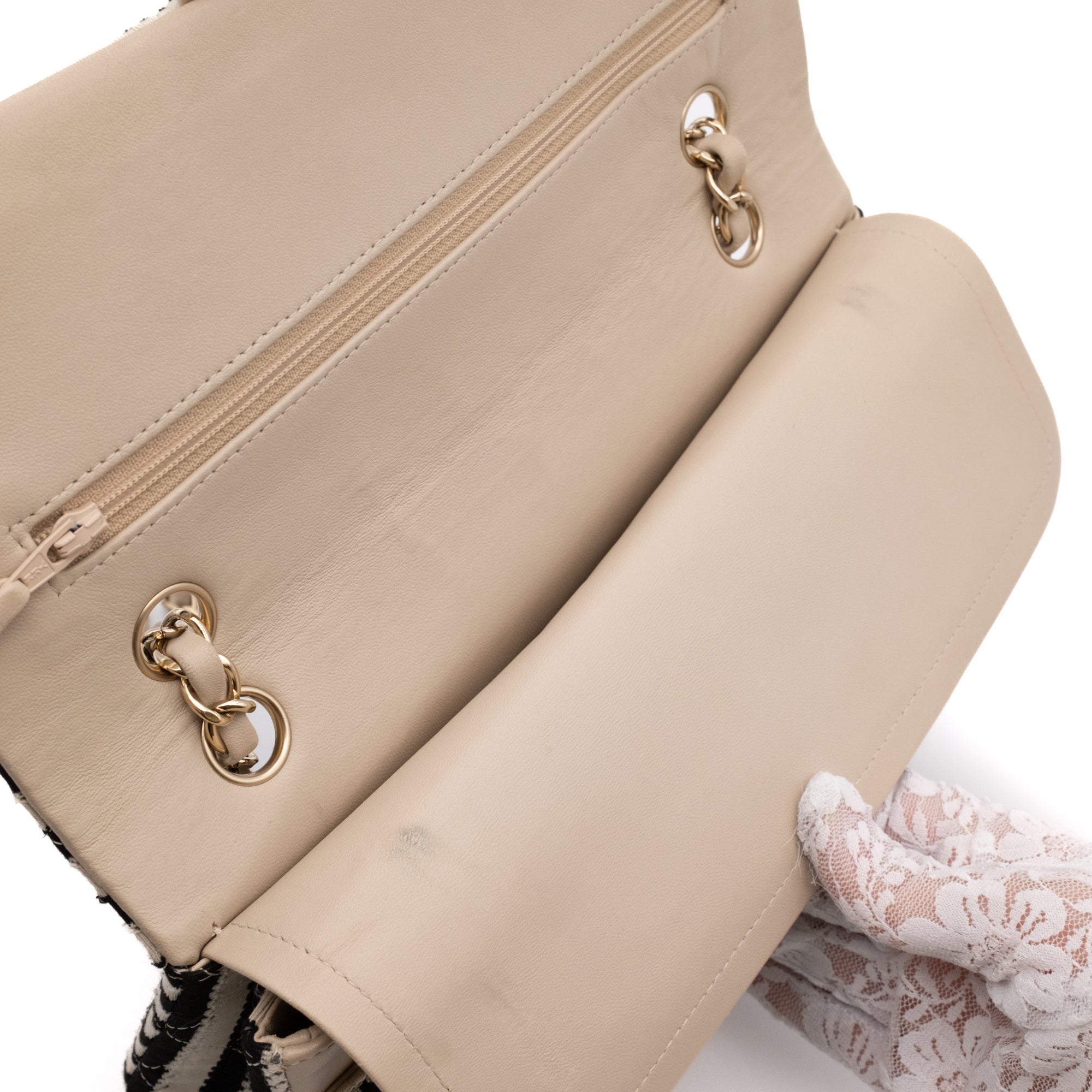 Gestreifte Chanel Classic Timeless Double Flap Bag in Medium Größe aus schwarz weißem Jersey Material mit goldener Hardware aus der limitierten Coco Sailor Kollektion