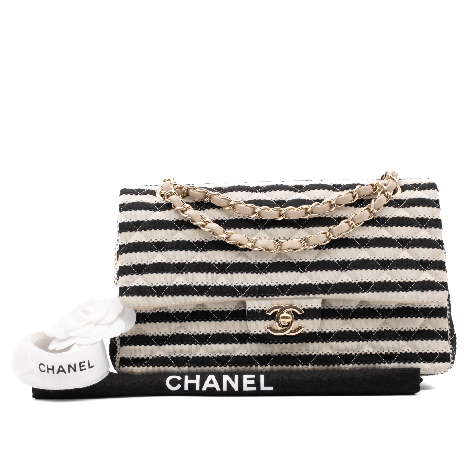 Gestreifte Chanel Classic Timeless Double Flap Bag in Medium Größe aus schwarz weißem Jersey Material mit goldener Hardware aus der limitierten Coco Sailor Kollektion Lieferumfang 