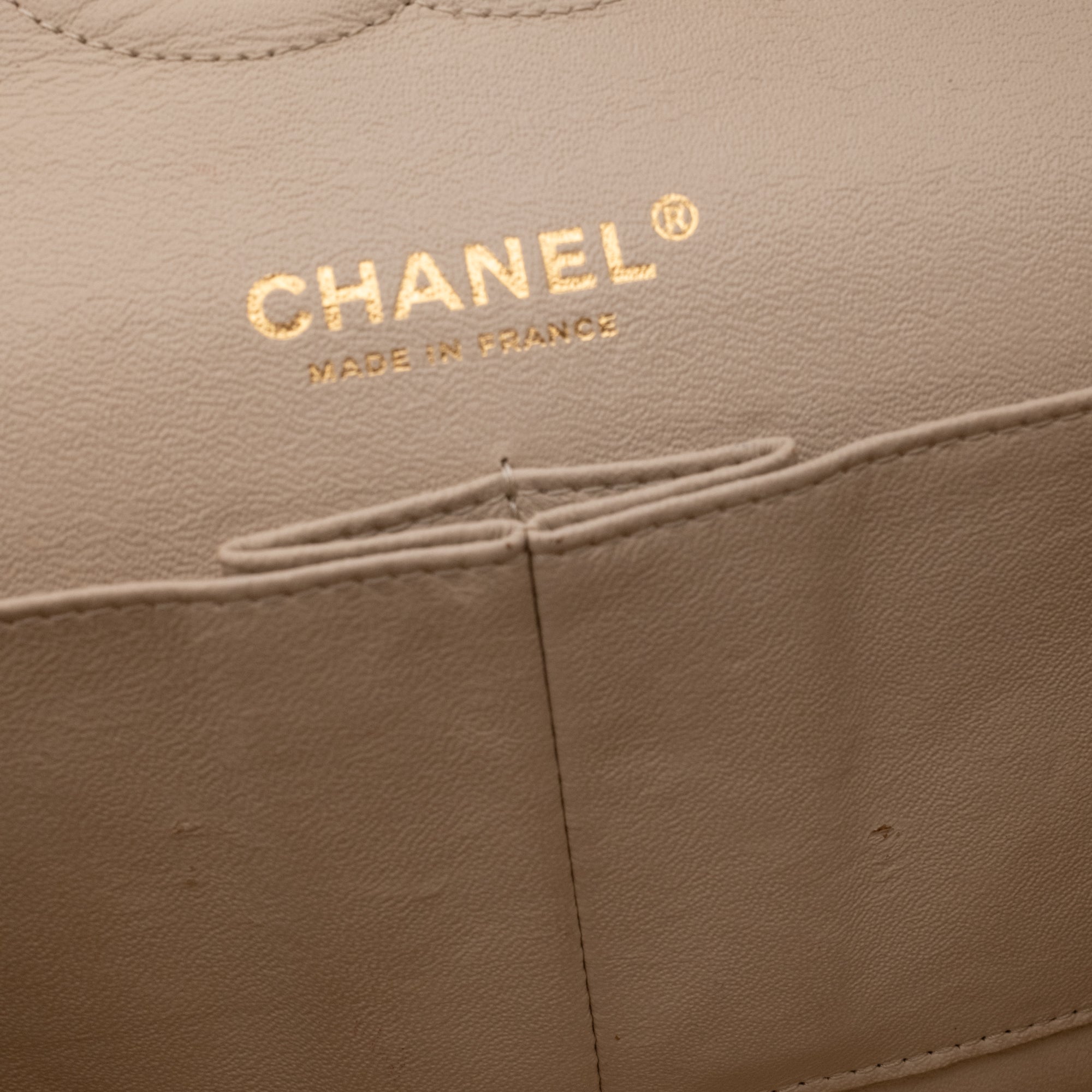 Gestreifte Chanel Classic Timeless Double Flap Bag in Medium Größe aus schwarz weißem Jersey Material mit goldener Hardware aus der limitierten Coco Sailor Kollektion