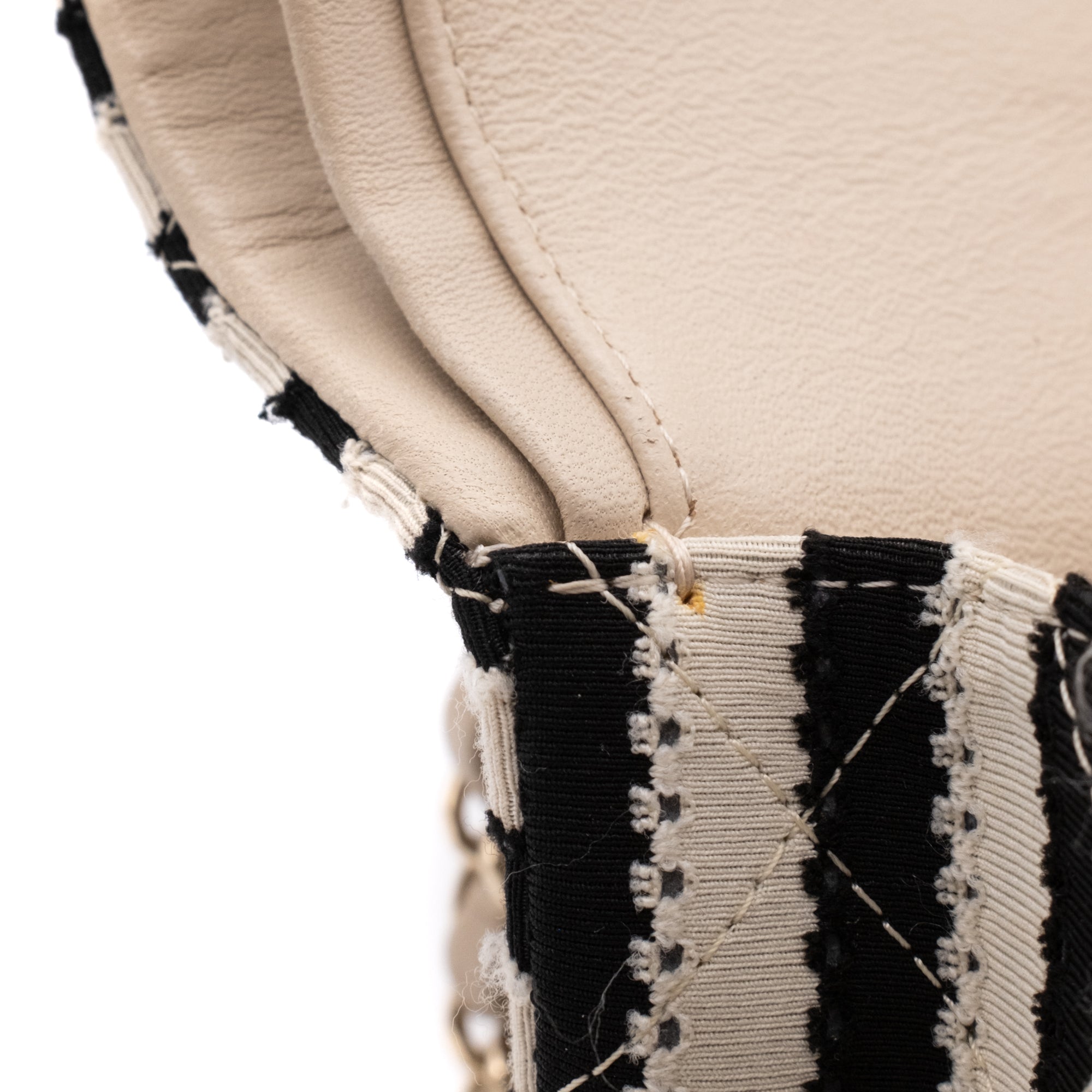 Gestreifte Chanel Classic Timeless Double Flap Bag in Medium Größe aus schwarz weißem Jersey Material mit goldener Hardware aus der limitierten Coco Sailor Kollektion