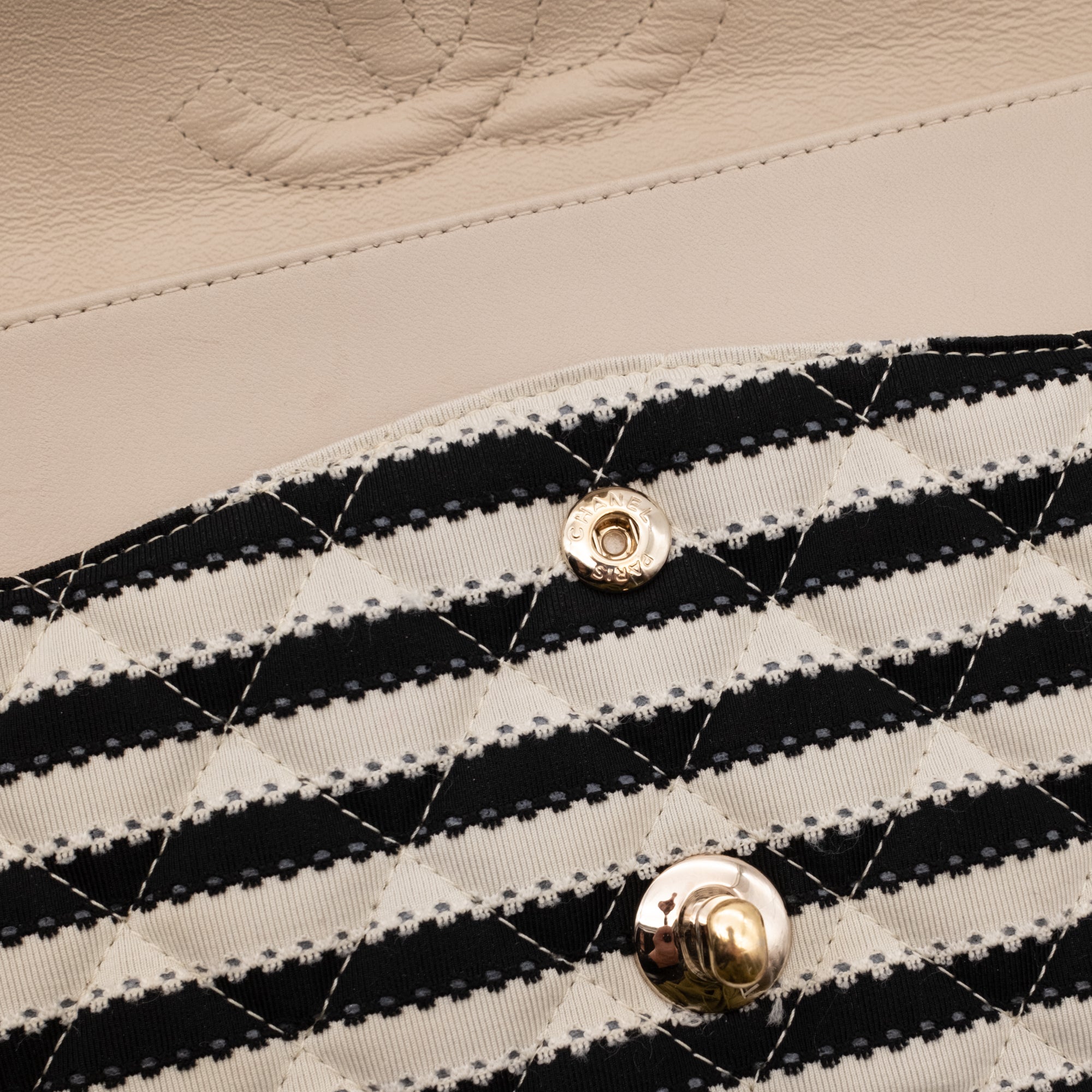 Gestreifte Chanel Classic Timeless Double Flap Bag in Medium Größe aus schwarz weißem Jersey Material mit goldener Hardware aus der limitierten Coco Sailor Kollektion