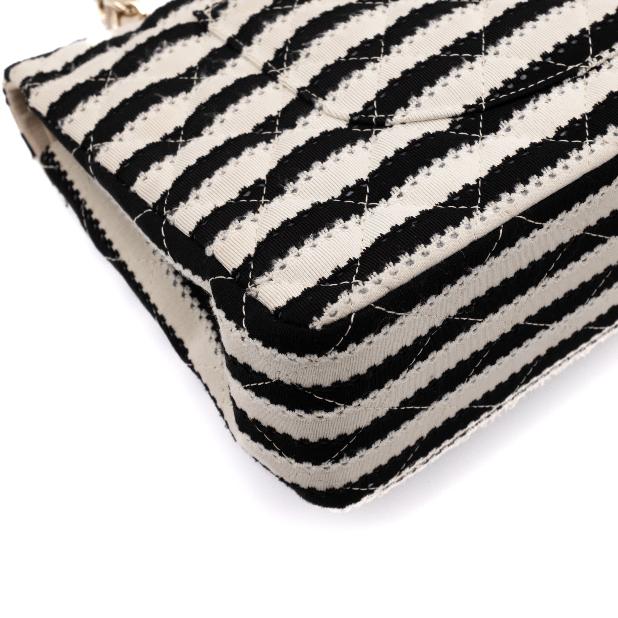 Gestreifte Chanel Classic Timeless Double Flap Bag in Medium Größe aus schwarz weißem Jersey Material mit goldener Hardware aus der limitierten Coco Sailor Kollektion