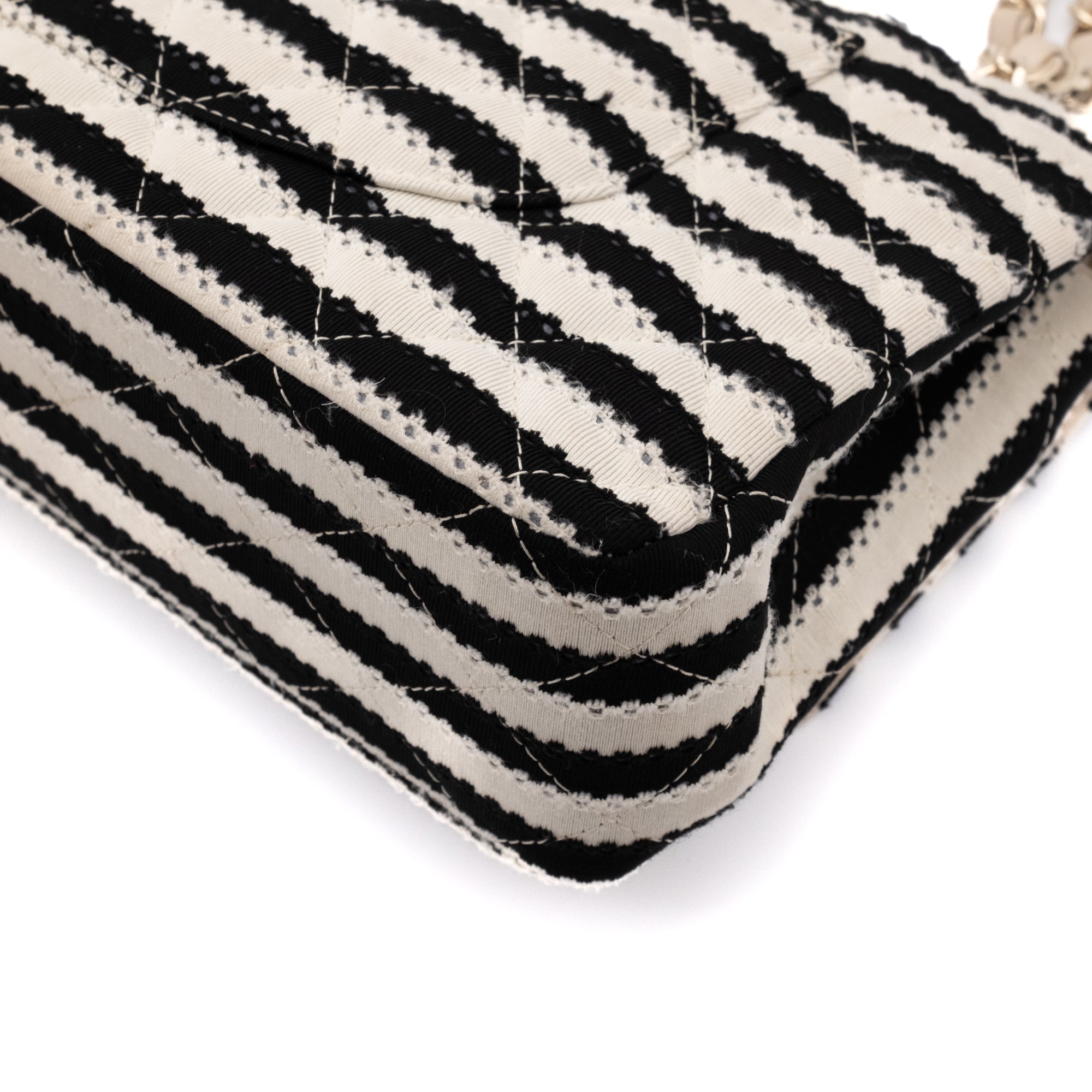 Gestreifte Chanel Classic Timeless Double Flap Bag in Medium Größe aus schwarz weißem Jersey Material mit goldener Hardware aus der limitierten Coco Sailor Kollektion