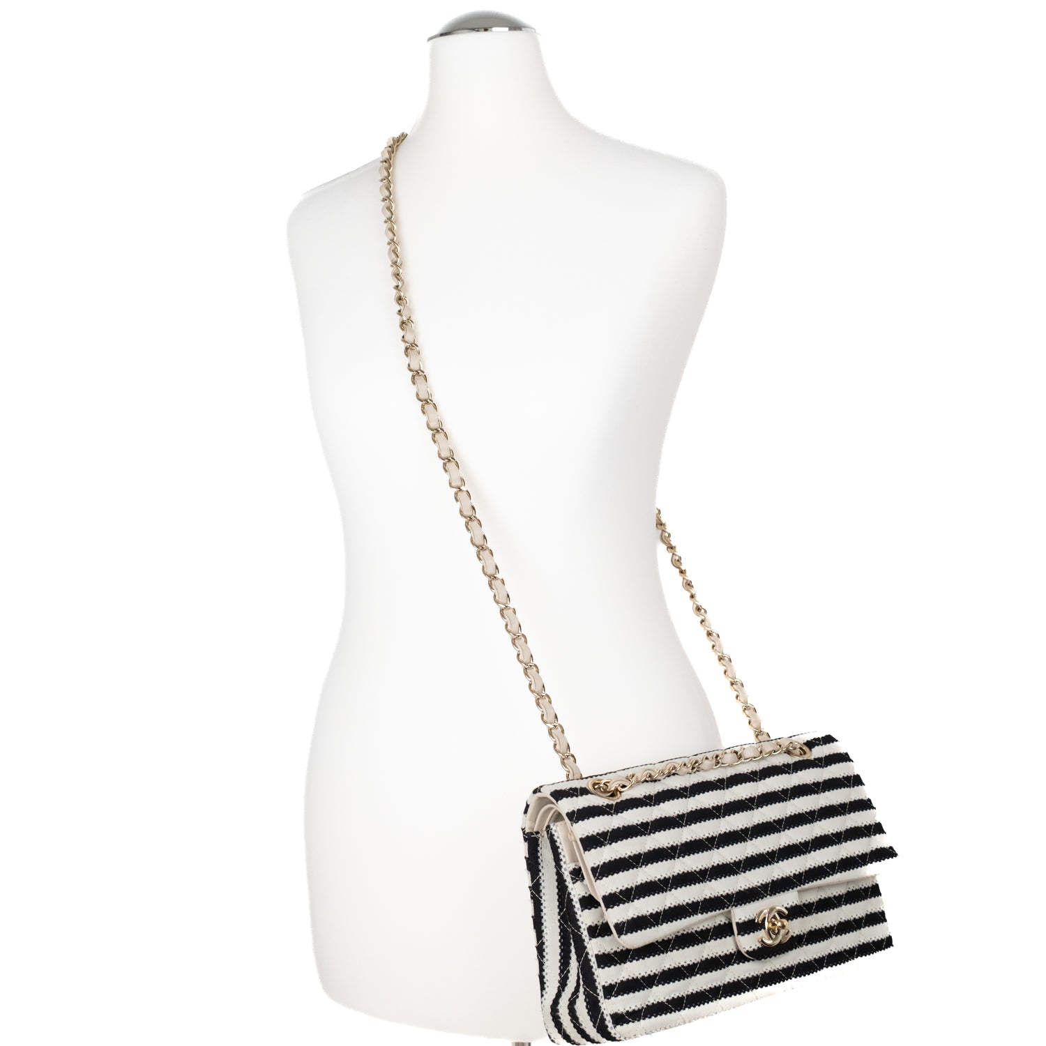 Gestreifte Chanel Classic Timeless Double Flap Bag in Medium Größe aus schwarz weißem Jersey Material mit goldener Hardware aus der limitierten Coco Sailor Kollektion Tragebild 