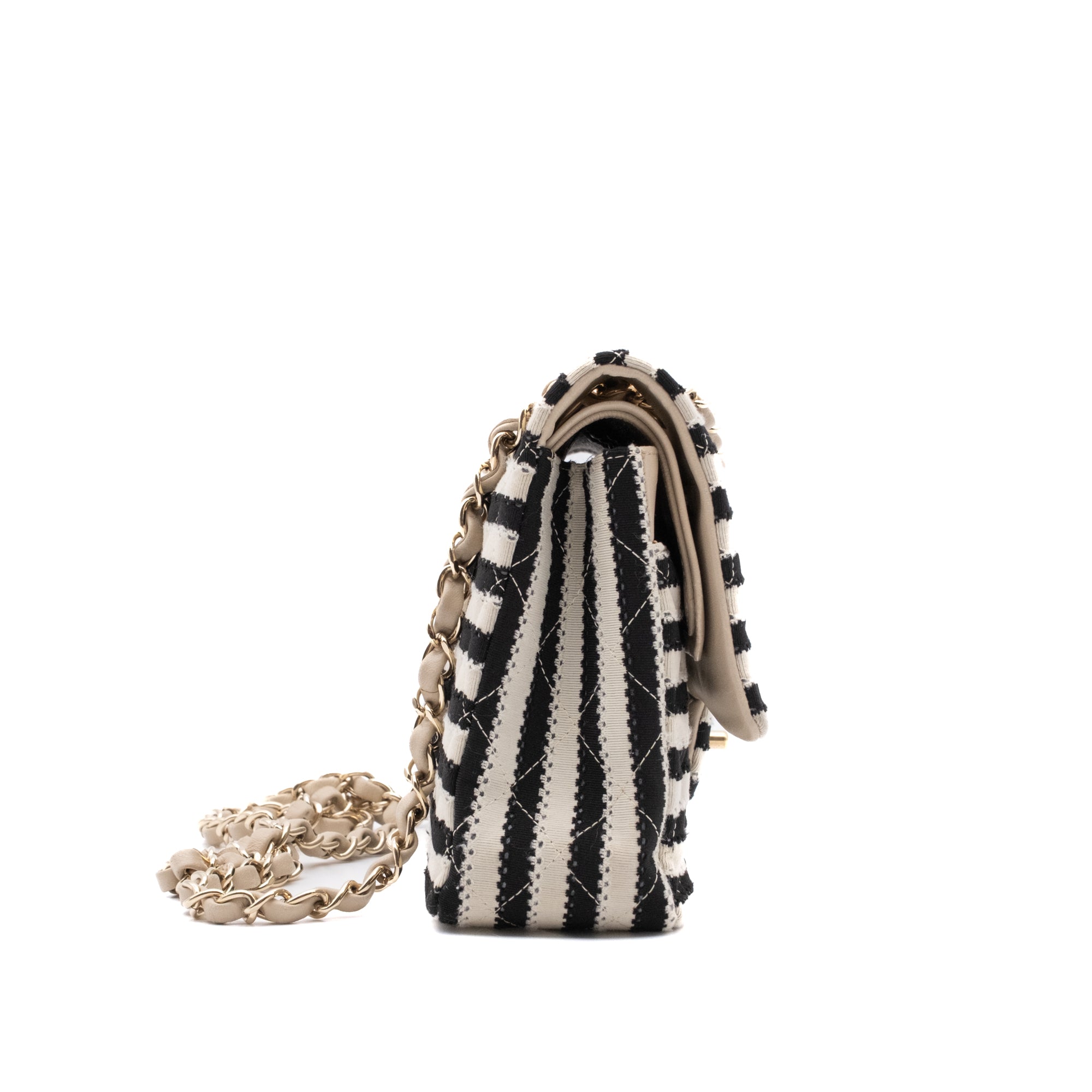 Gestreifte Chanel Classic Timeless Double Flap Bag in Medium Größe aus schwarz weißem Jersey Material mit goldener Hardware aus der limitierten Coco Sailor Kollektion