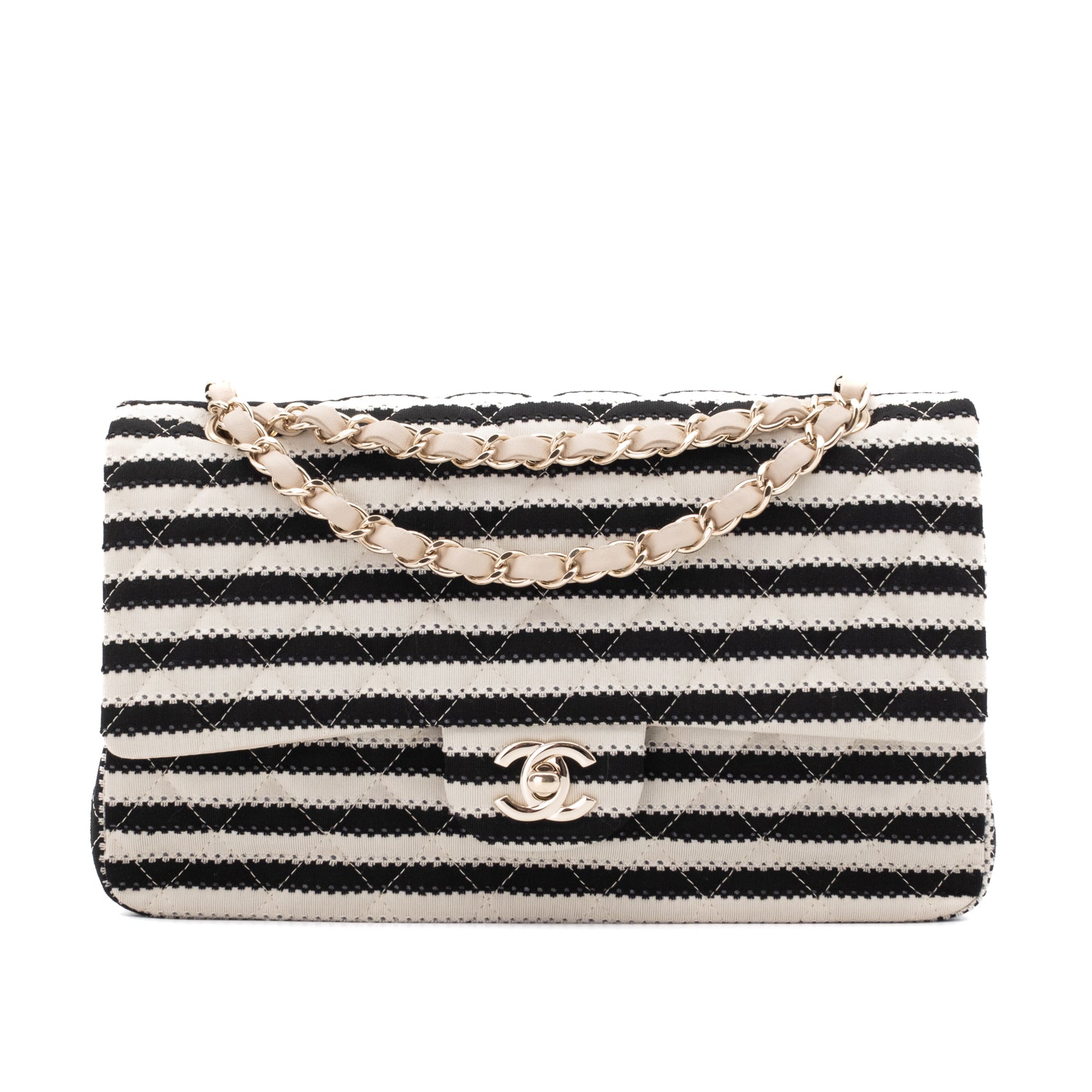 Gestreifte Chanel Classic Timeless Double Flap Bag in Medium Größe aus schwarz weißem Jersey Material mit goldener Hardware aus der limitierten Coco Sailor Kollektion Vorderansicht