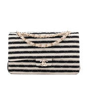 Gestreifte Chanel Classic Timeless Double Flap Bag in Medium Größe aus schwarz weißem Jersey Material mit goldener Hardware aus der limitierten Coco Sailor Kollektion Vorderansicht