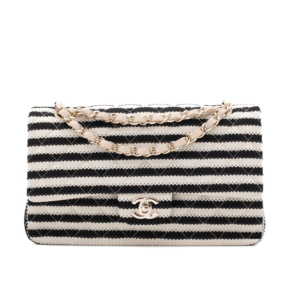 Gestreifte Chanel Classic Timeless Double Flap Bag in Medium Größe aus schwarz weißem Jersey Material mit goldener Hardware aus der limitierten Coco Sailor Kollektion Vorderansicht