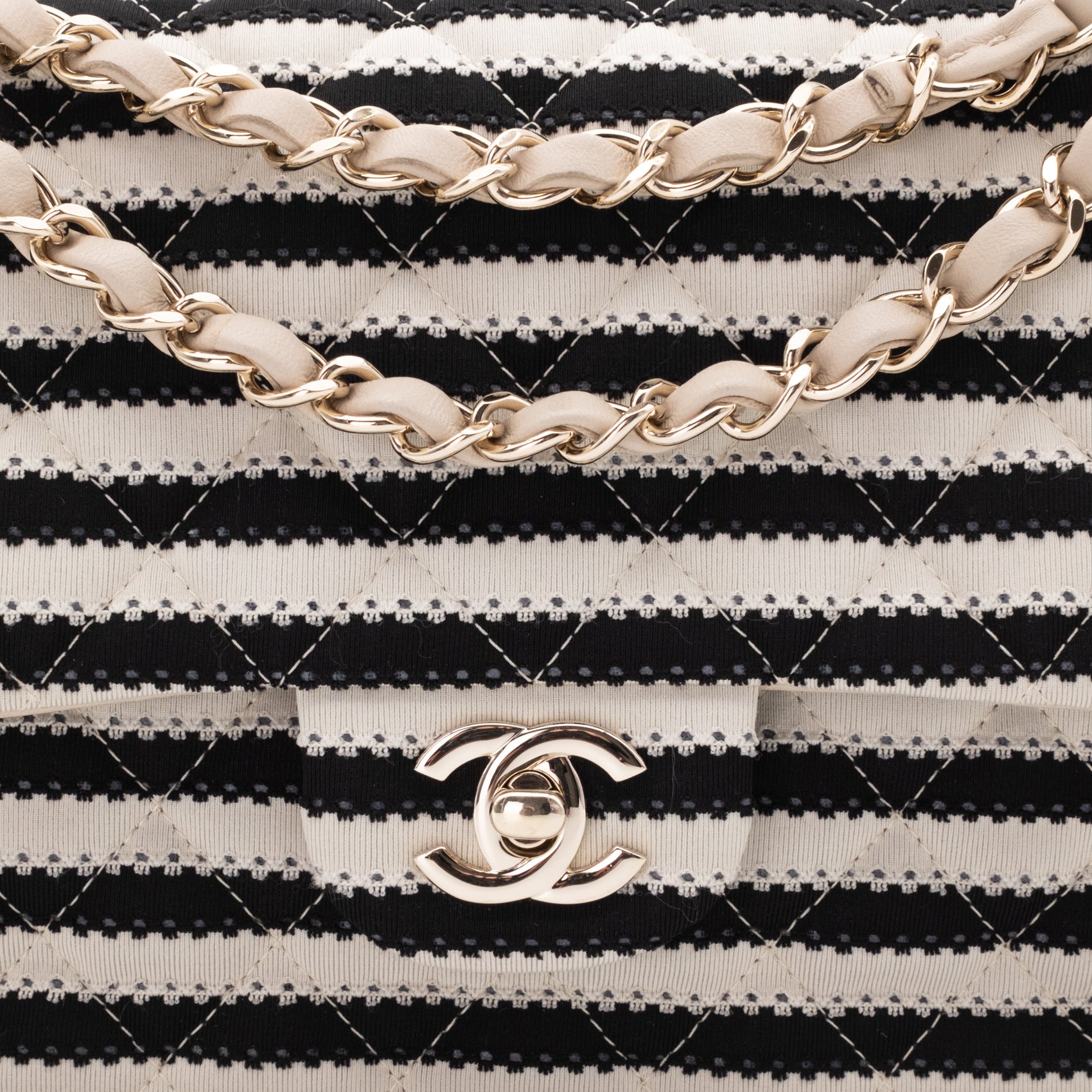 Gestreifte Chanel Classic Timeless Double Flap Bag in Medium Größe aus schwarz weißem Jersey Material mit goldener Hardware aus der limitierten Coco Sailor Kollektion Logo Detail