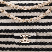 Gestreifte Chanel Classic Timeless Double Flap Bag in Medium Größe aus schwarz weißem Jersey Material mit goldener Hardware aus der limitierten Coco Sailor Kollektion Logo Detail