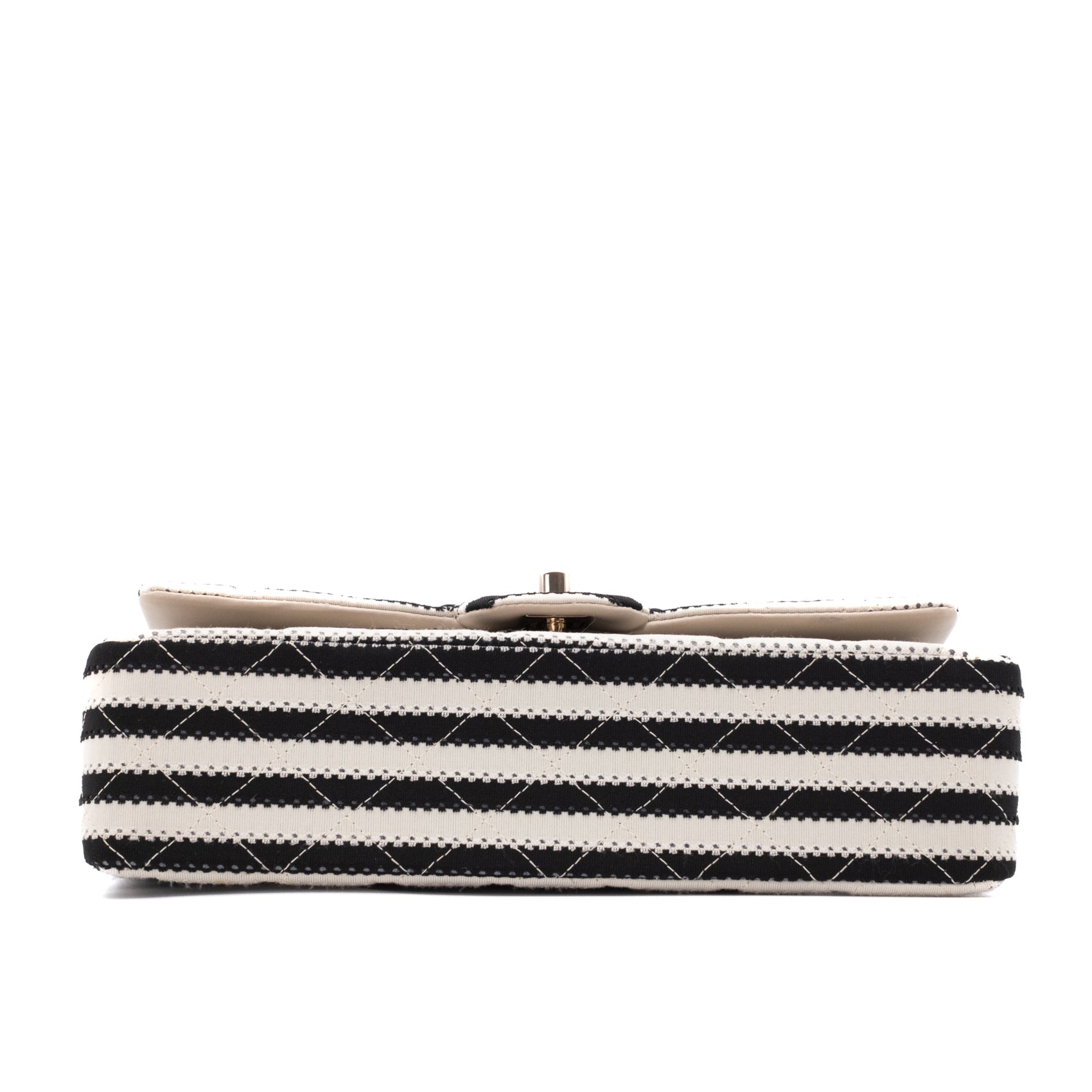 Gestreifte Chanel Classic Timeless Double Flap Bag in Medium Größe aus schwarz weißem Jersey Material mit goldener Hardware aus der limitierten Coco Sailor Kollektion Unterseite