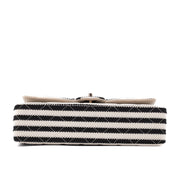 Gestreifte Chanel Classic Timeless Double Flap Bag in Medium Größe aus schwarz weißem Jersey Material mit goldener Hardware aus der limitierten Coco Sailor Kollektion Unterseite
