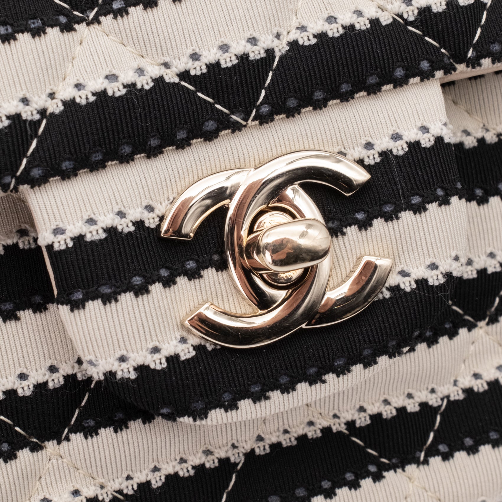 Gestreifte Chanel Classic Timeless Double Flap Bag in Medium Größe aus schwarz weißem Jersey Material mit goldener Hardware aus der limitierten Coco Sailor Kollektion Hardware Detail