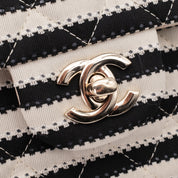 Gestreifte Chanel Classic Timeless Double Flap Bag in Medium Größe aus schwarz weißem Jersey Material mit goldener Hardware aus der limitierten Coco Sailor Kollektion Hardware Detail
