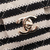 Gestreifte Chanel Classic Timeless Double Flap Bag in Medium Größe aus schwarz weißem Jersey Material mit goldener Hardware aus der limitierten Coco Sailor Kollektion Hardware Detail