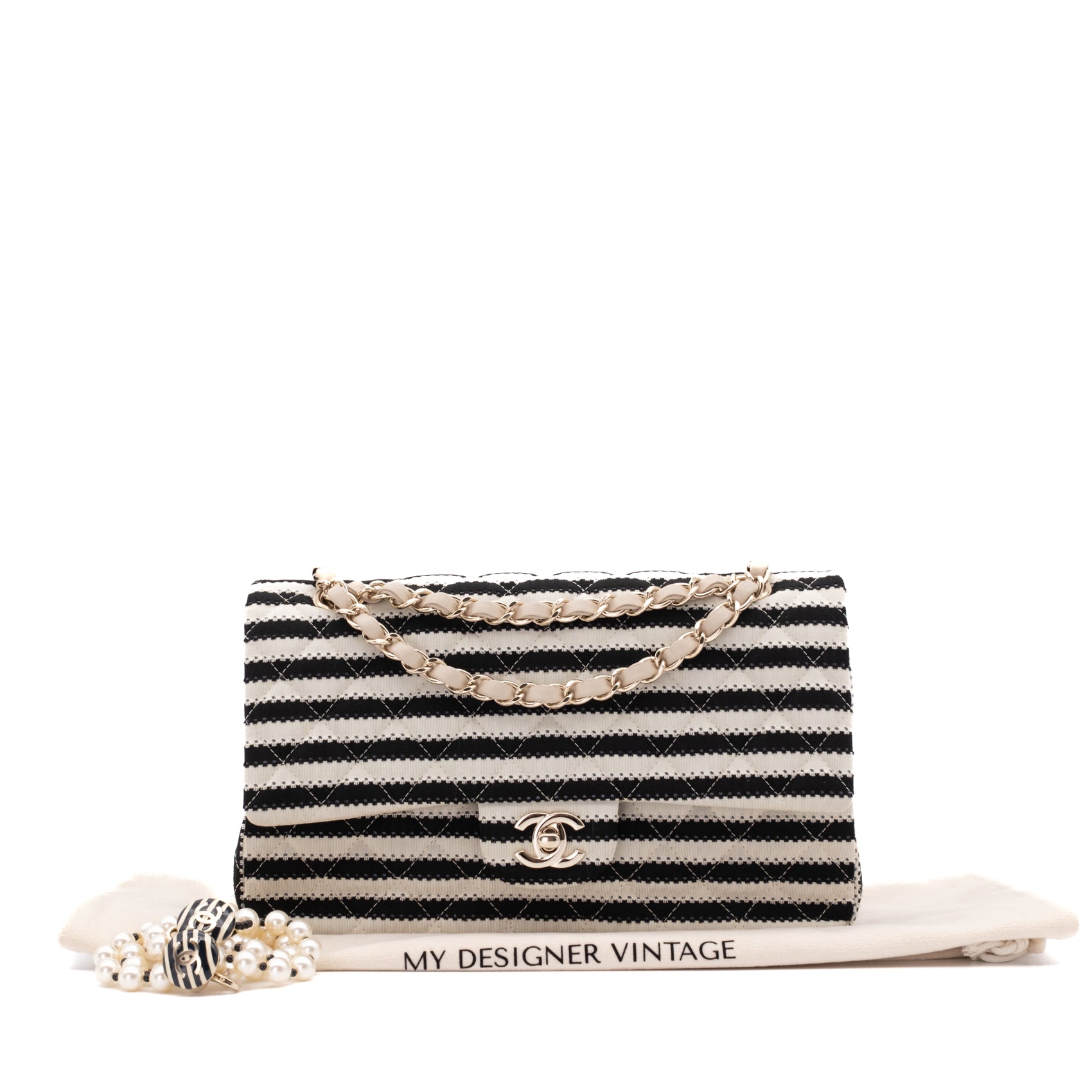 Gestreifte Chanel Classic Timeless Double Flap Bag in Medium Größe aus schwarz weißem Jersey Material mit goldener Hardware aus der limitierten Coco Sailor Kollektion Full Set