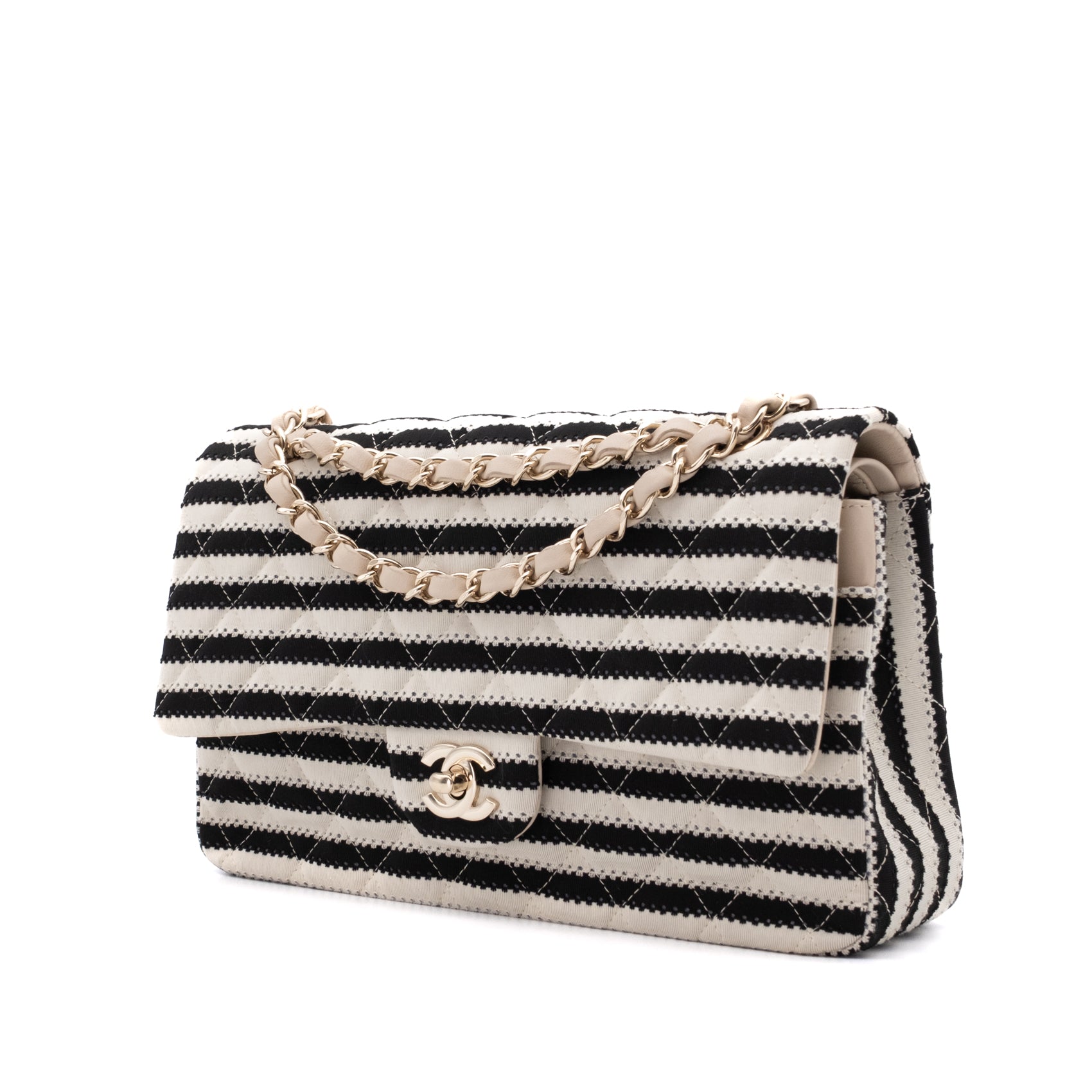 Gestreifte Chanel Classic Timeless Double Flap Bag in Medium Größe aus schwarz weißem Jersey Material mit goldener Hardware aus der limitierten Coco Sailor Kollektion Seitenansicht