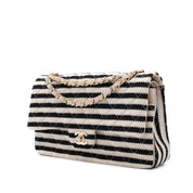 Gestreifte Chanel Classic Timeless Double Flap Bag in Medium Größe aus schwarz weißem Jersey Material mit goldener Hardware aus der limitierten Coco Sailor Kollektion Seitenansicht