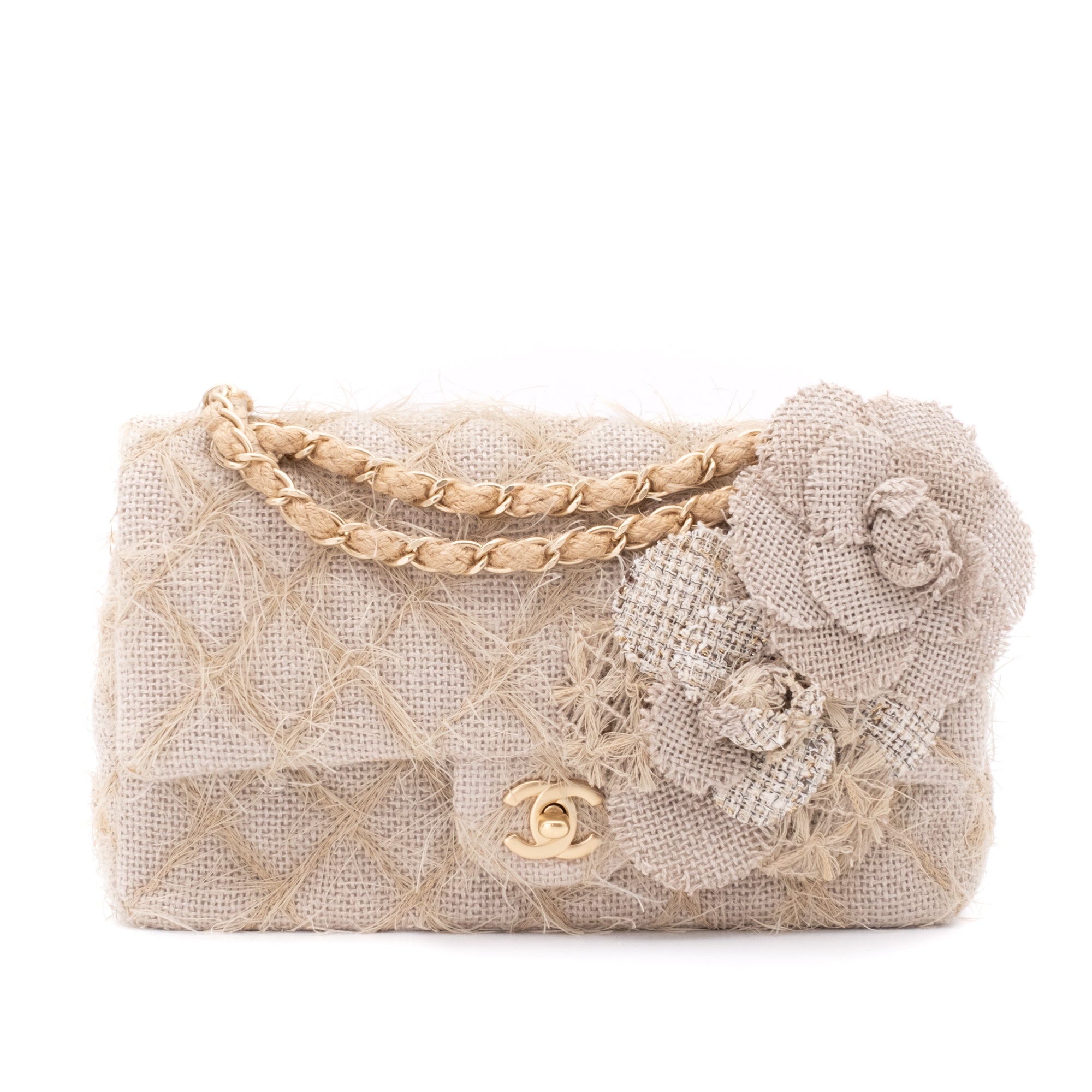 Chanel Timeless Double Flap Bag Handtasche in Medium Größe aus hellbeigem Strohmaterial mit matt goldener Hardware und Blumenverzierung Frontansicht
